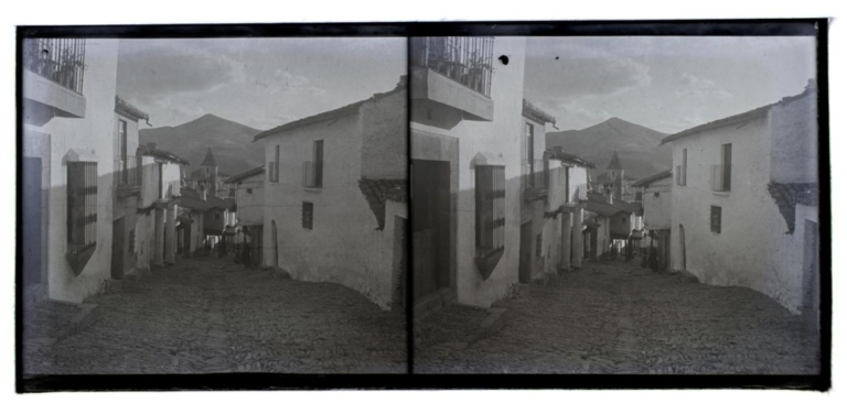 Calle de Guadalupe con una de las torres del monasterio al fondo