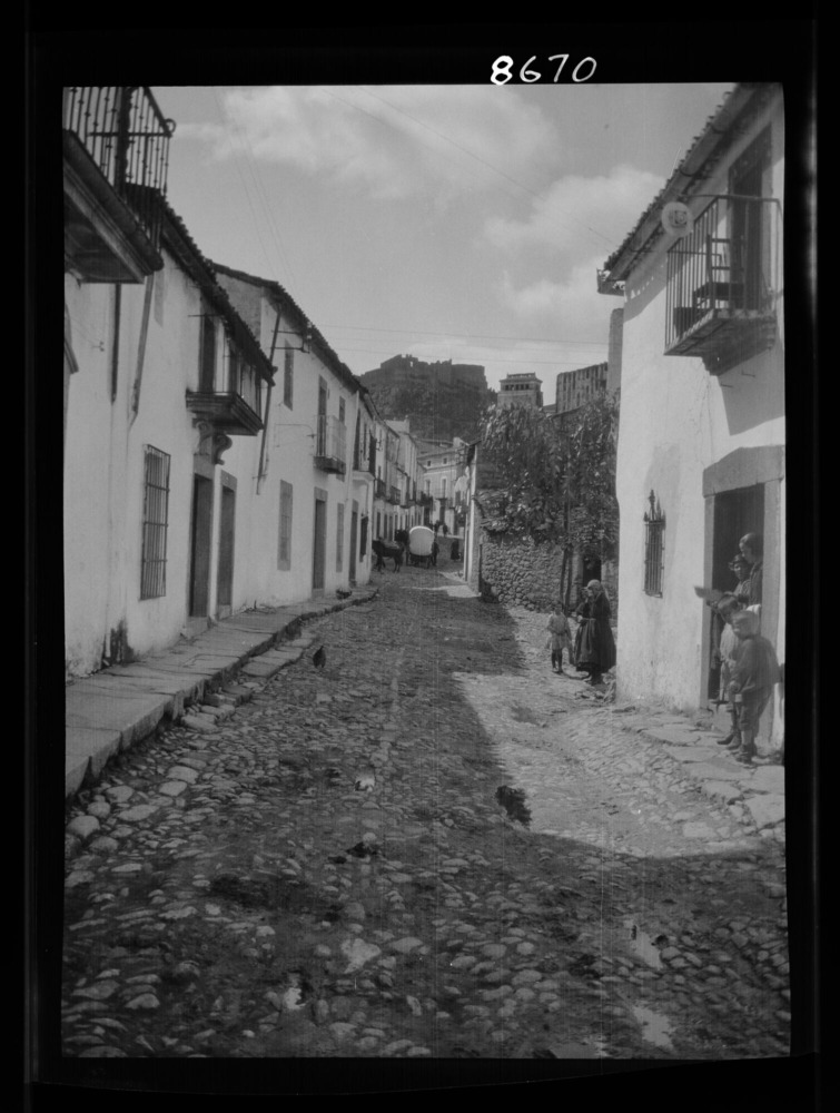Calle de la Corte: al fondo se ve el castillo