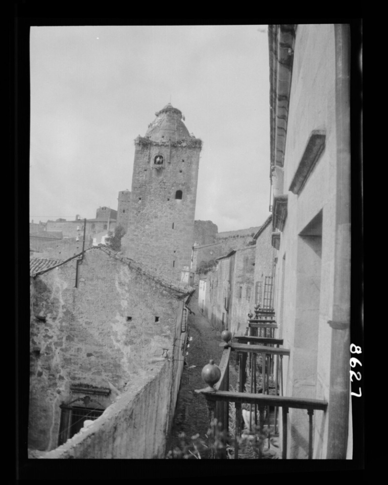 Calle de los Ballesteros y torre del Alfiler