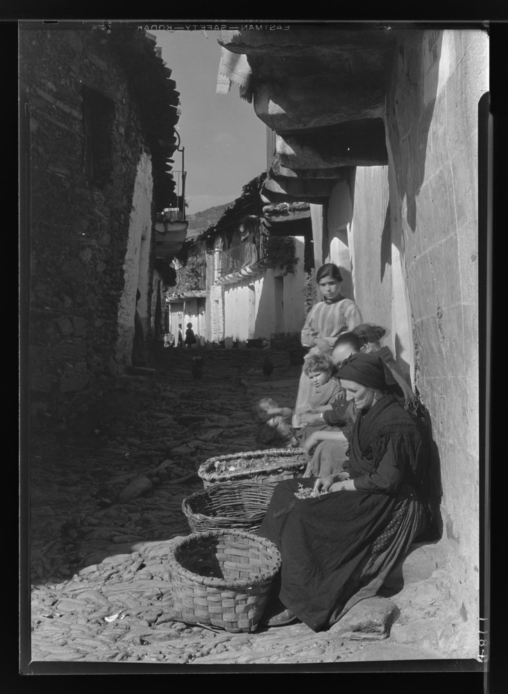 Calle de Tomás Gómez: mujeres y niños
