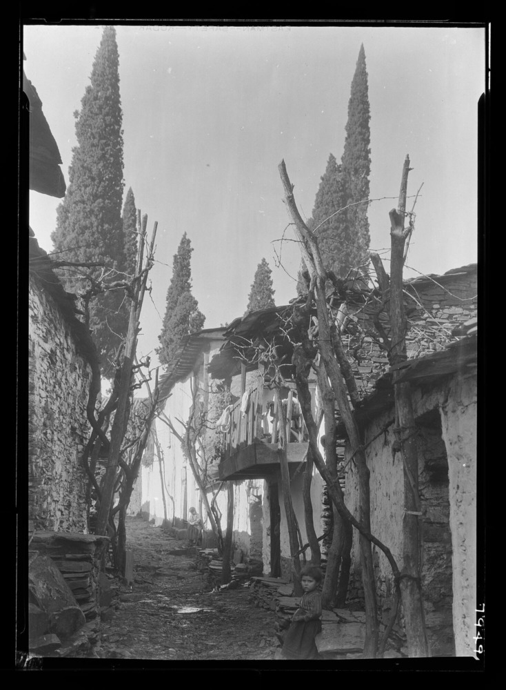 Calle principal del pueblo