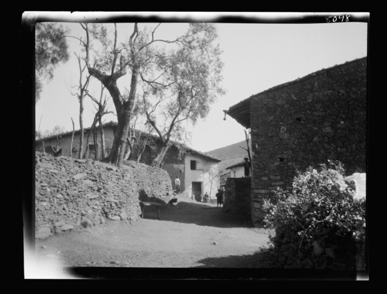 Calle principal del pueblo
