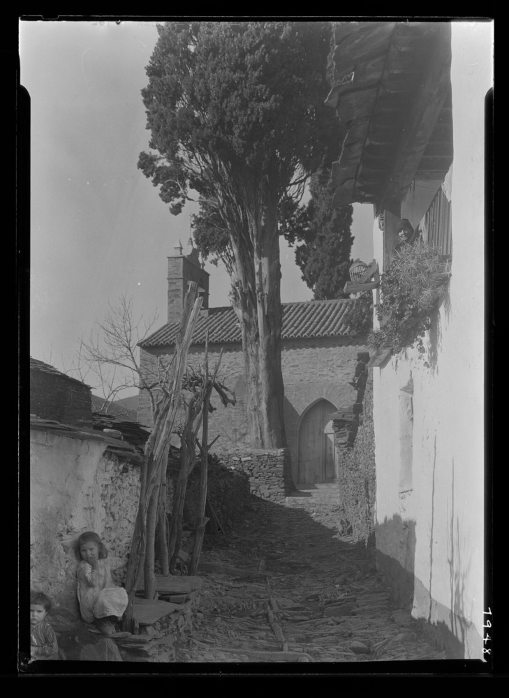 Calle que conduce a la iglesia parroquial