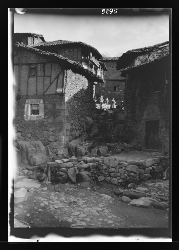 Calle rocosa y casas de mampostería y adobe