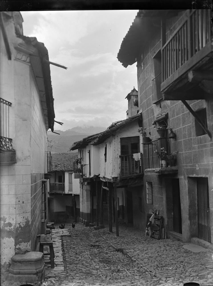 Calle vista desde arriba: casas típicas con balcones