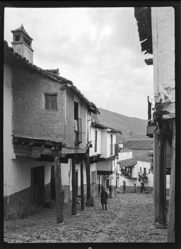 Calle vista desde arriba: casas típicas con balcones