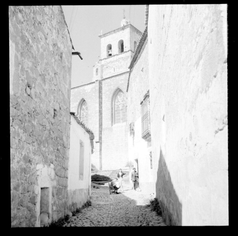 Calle y vista de la Iglesia de Santa María