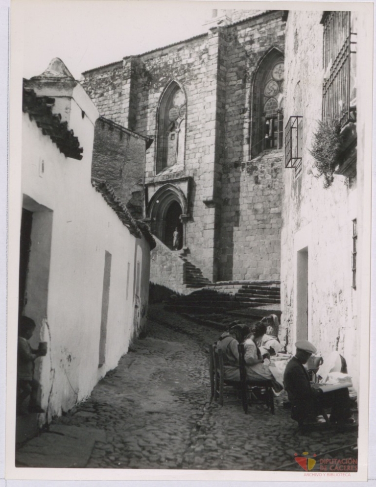 Calleja de Trujillo y Santa María la Real al fondo
