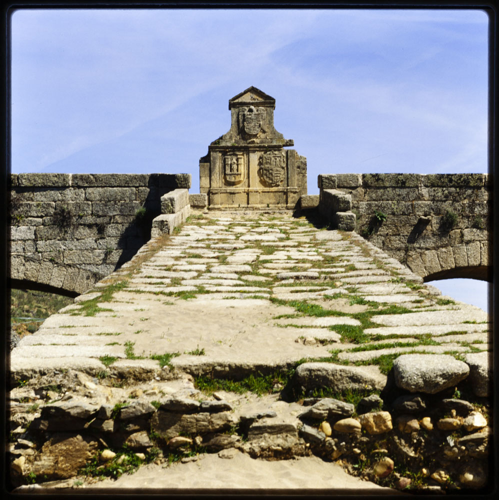 Calzada y templete del puente de Almonte · Luis Agromayor