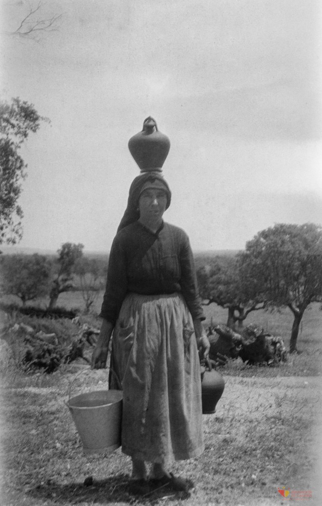 Campesina llevando agua