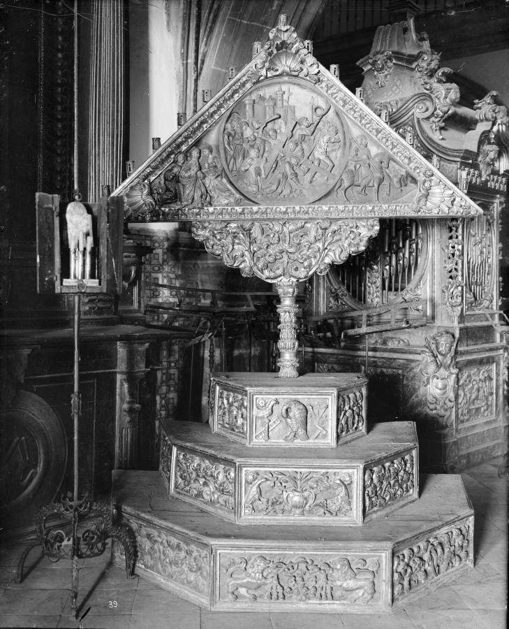 Candelabro tenebrario · Casa Moreno