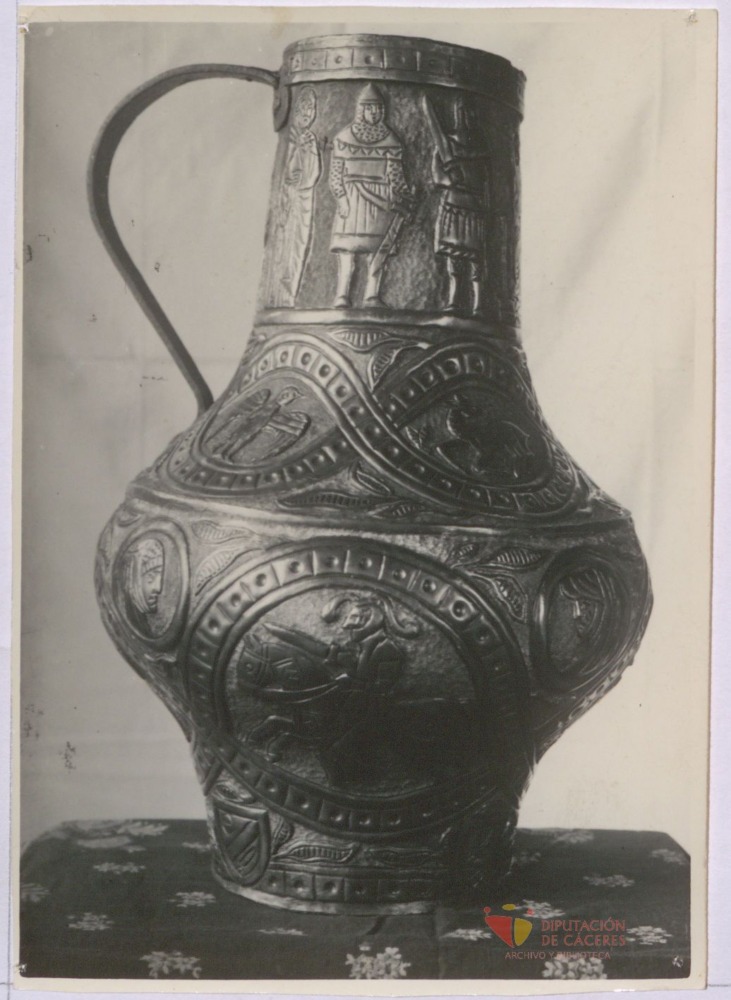 Cántaro de cobre repujado