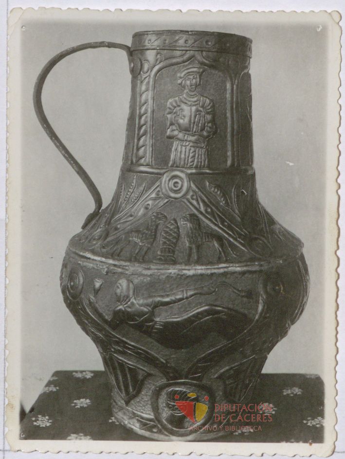 Cántaro de cobre repujado