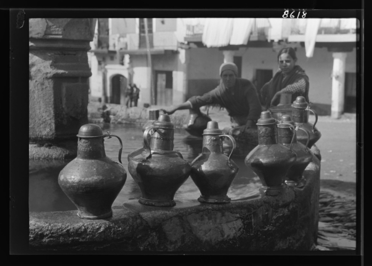 Cántaros en la fuente de la plaza