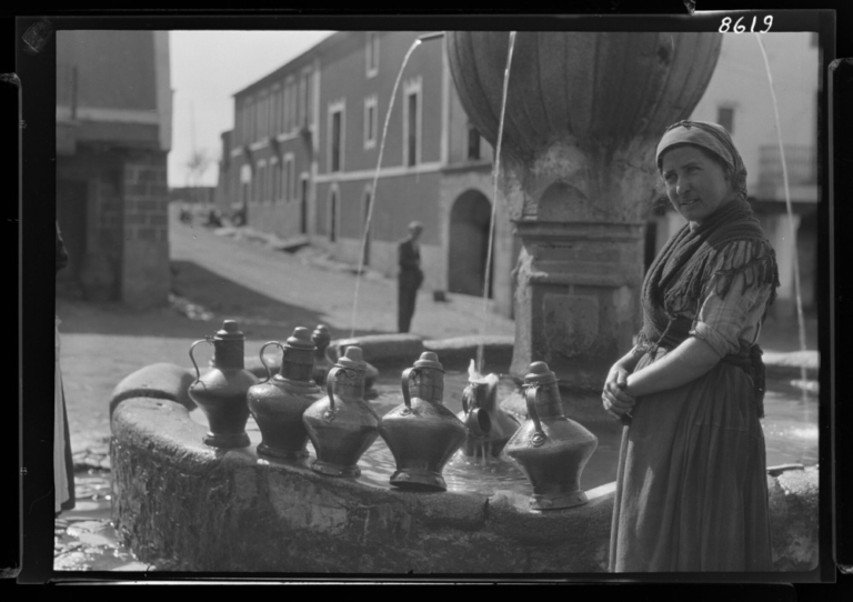 Cántaros en la fuente de la plaza