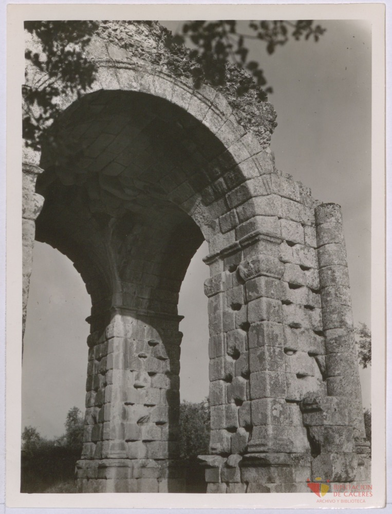 Cáparra: Arco conmemorativo