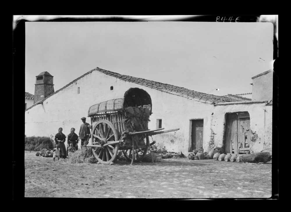 Cargando tinajas en un carro