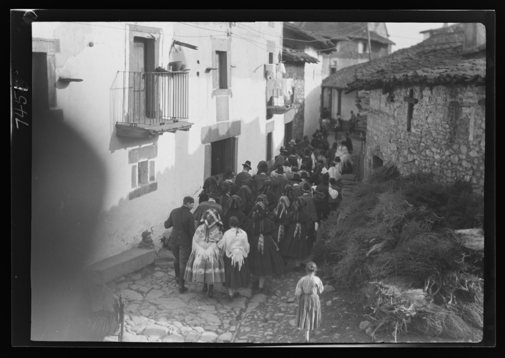 Carnaval: mozos y mozas desfilando por la calle