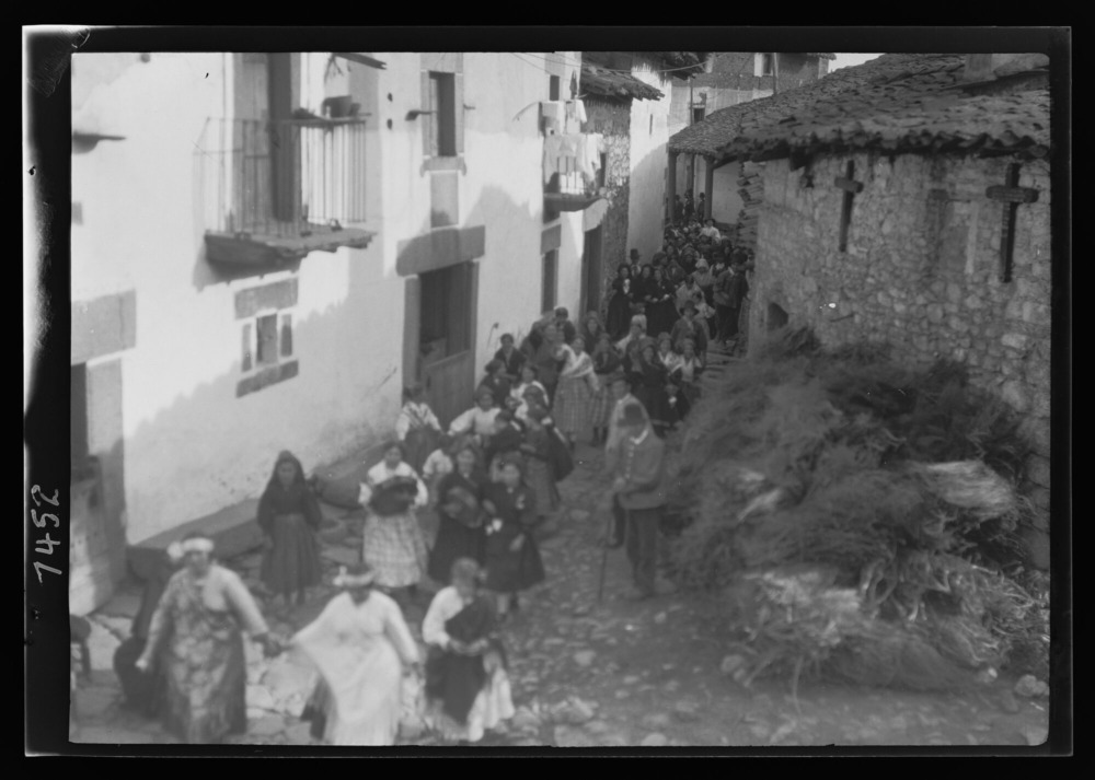 Carnaval: mozos y mozas desfilando por la calle