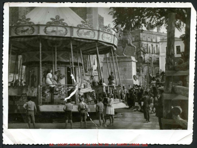 Carrusel en la plaza Mayor de Trujillo