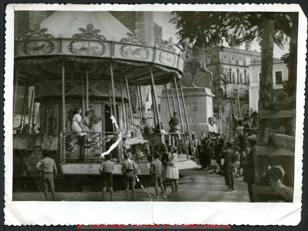 Carrusel en la plaza Mayor de Trujillo