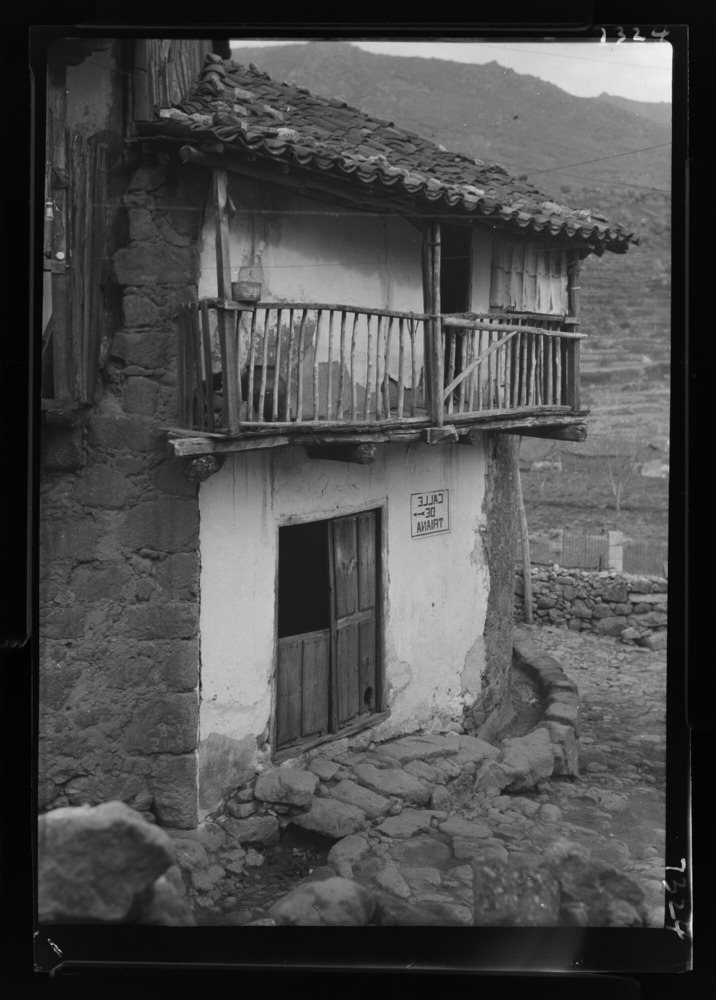 Casa con balcón de madera