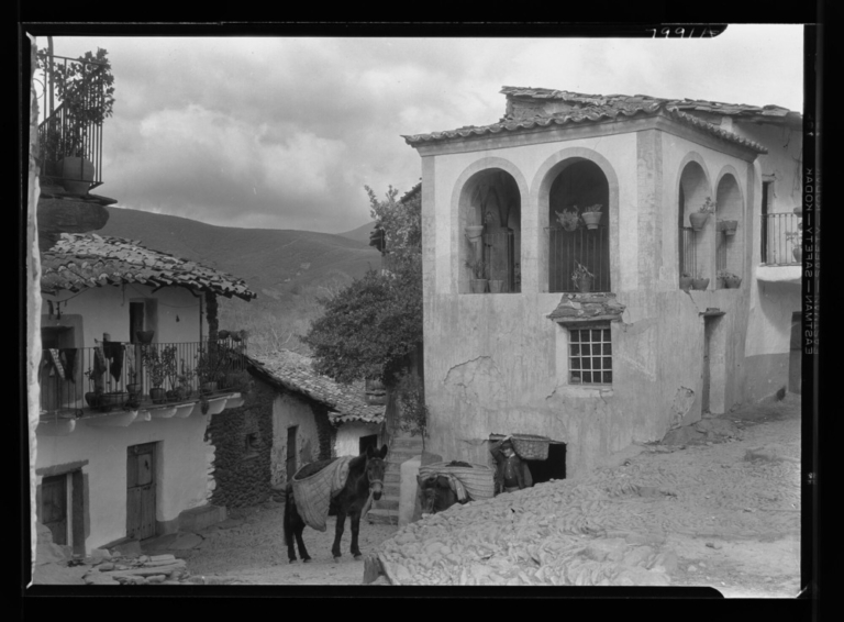 Casa con desván abierto y arqueado en la calle de Gabriel y Galán
