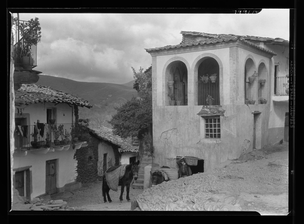 Casa con desván abierto y arqueado en la calle de Gabriel y Galán