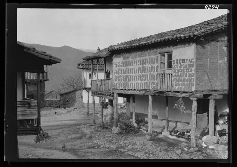 Casa con planta volada de adobe y entramado de madera