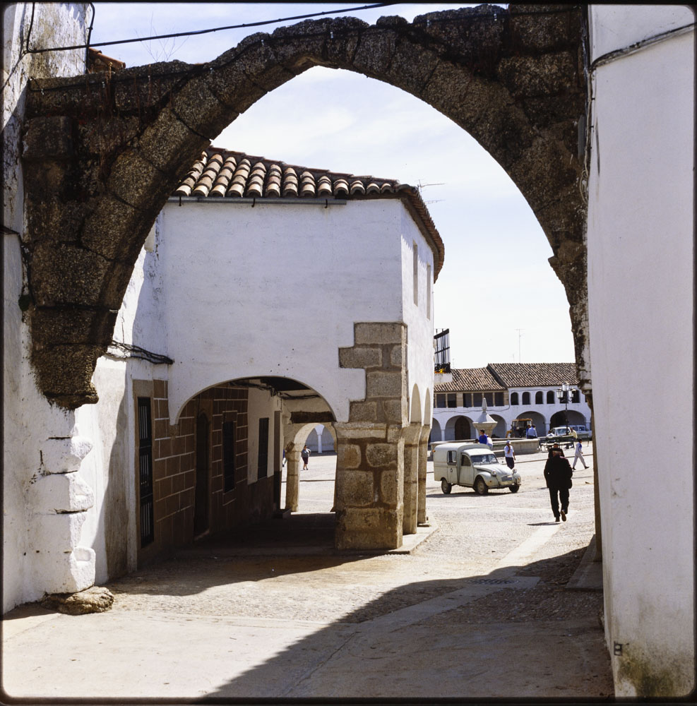 Casa con soportales junto a la plaza Mayor