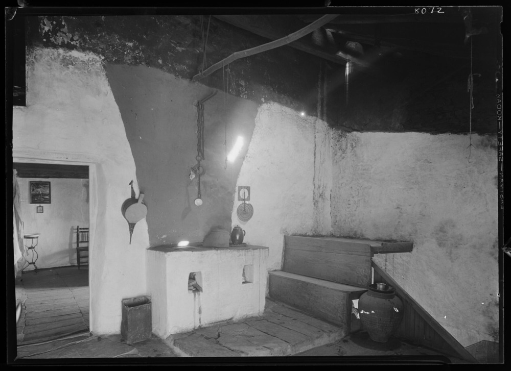 Casa del párroco: cocina y vista parcial de la sala