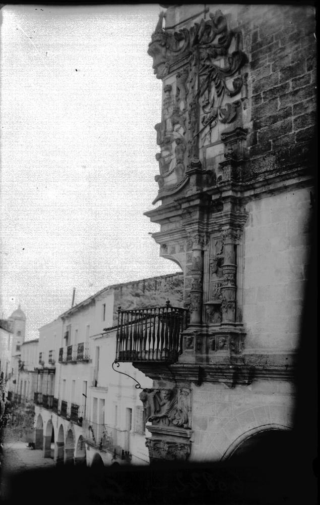 Casa en que vivió Pizarro. Balcón esquinado