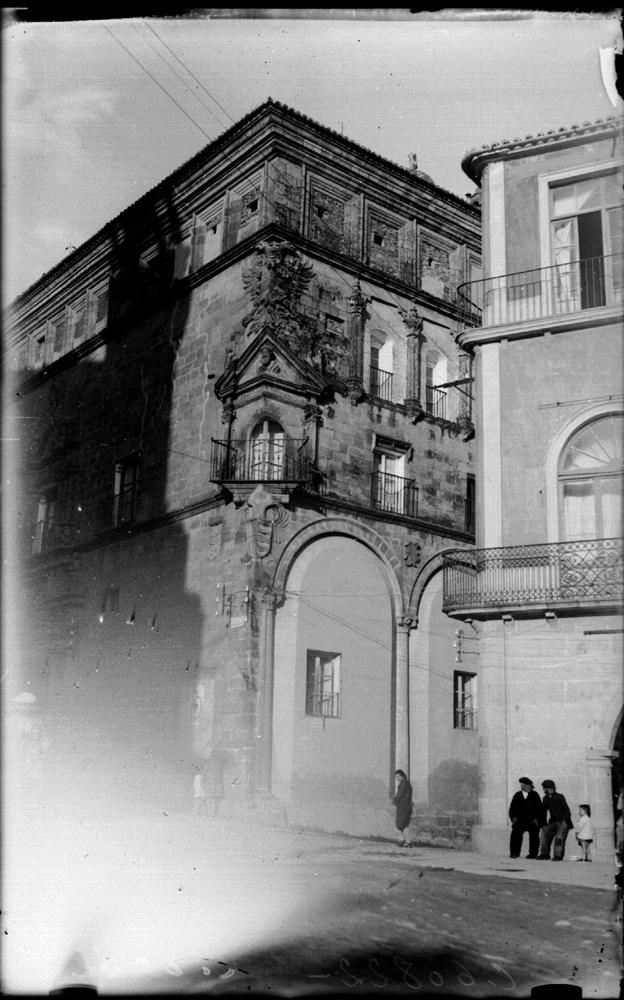 Casa en que vivió Pizarro. Balcón esquinado