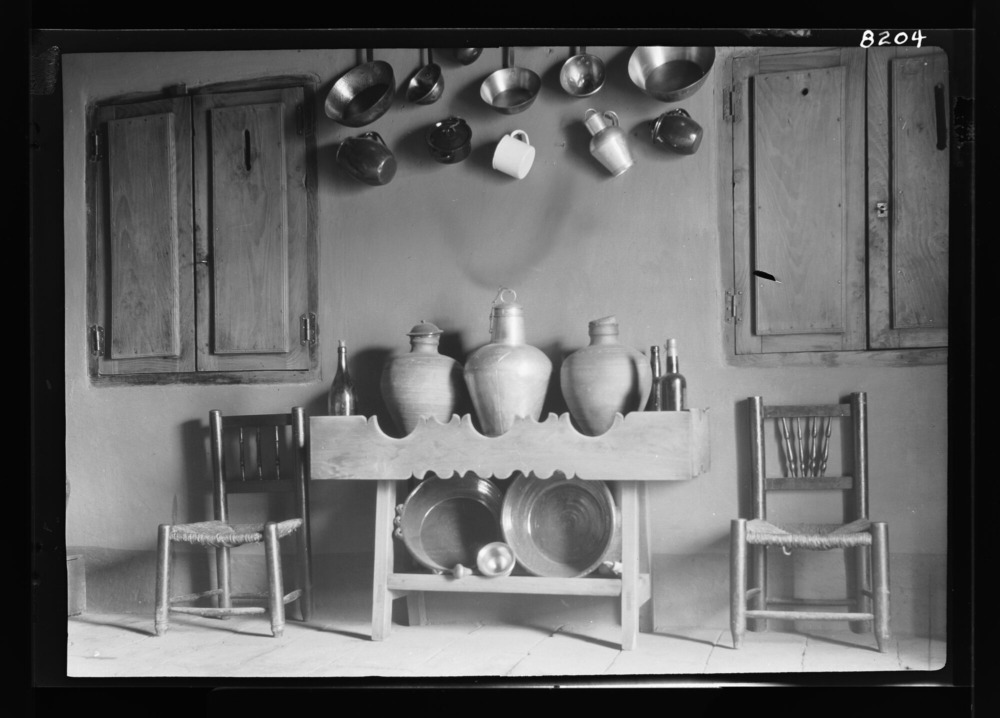 Casa: interior, cantarera y sillas