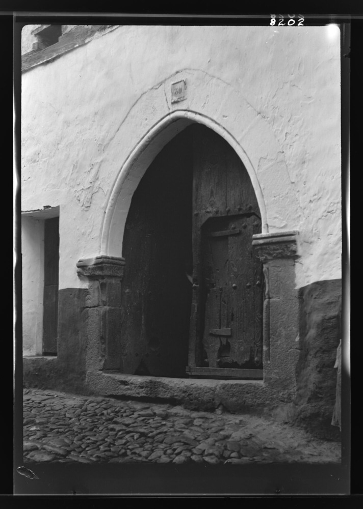 Casa: portal con arco pintado