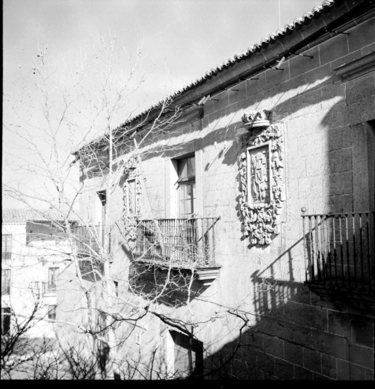 Casa Veletas. Escudos fachada