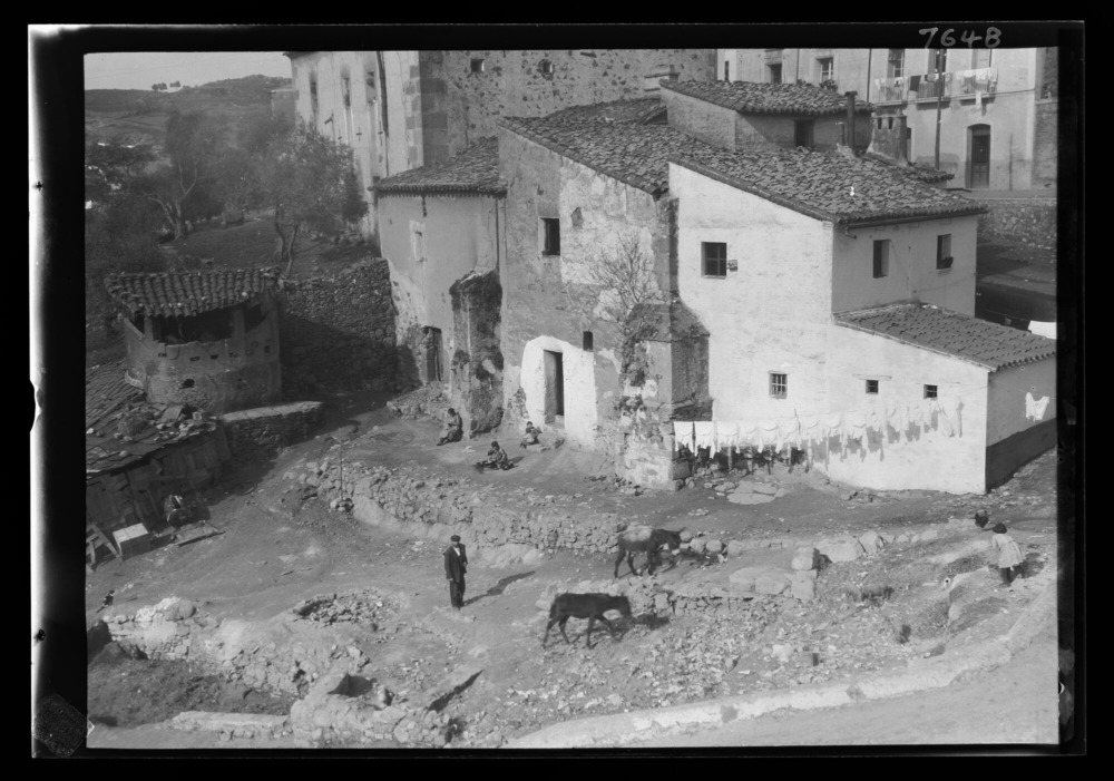 Casas bajo el puente de Trujillo