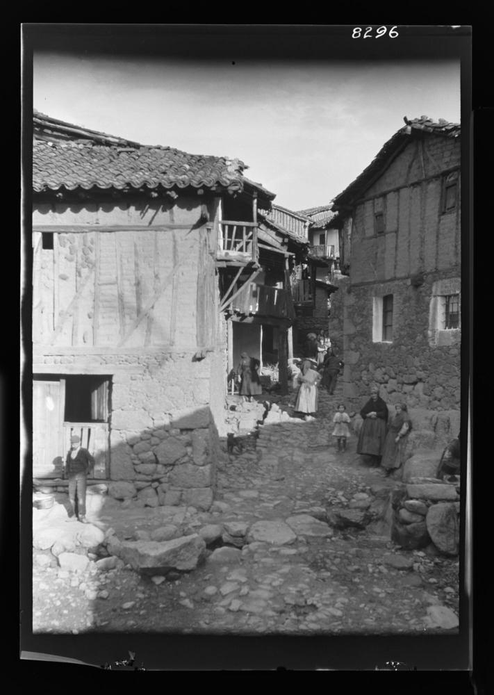 Casas en una calle empinada