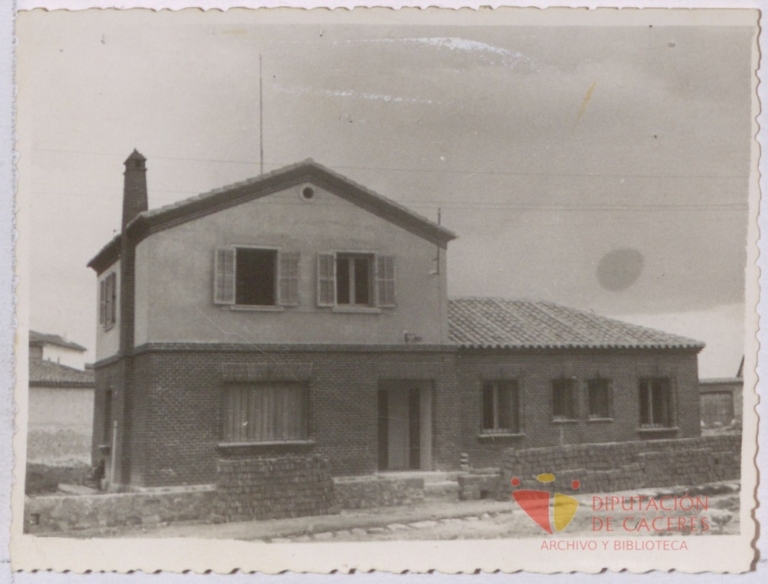 Casatejada: Centro de Higiene y Casa del Médico