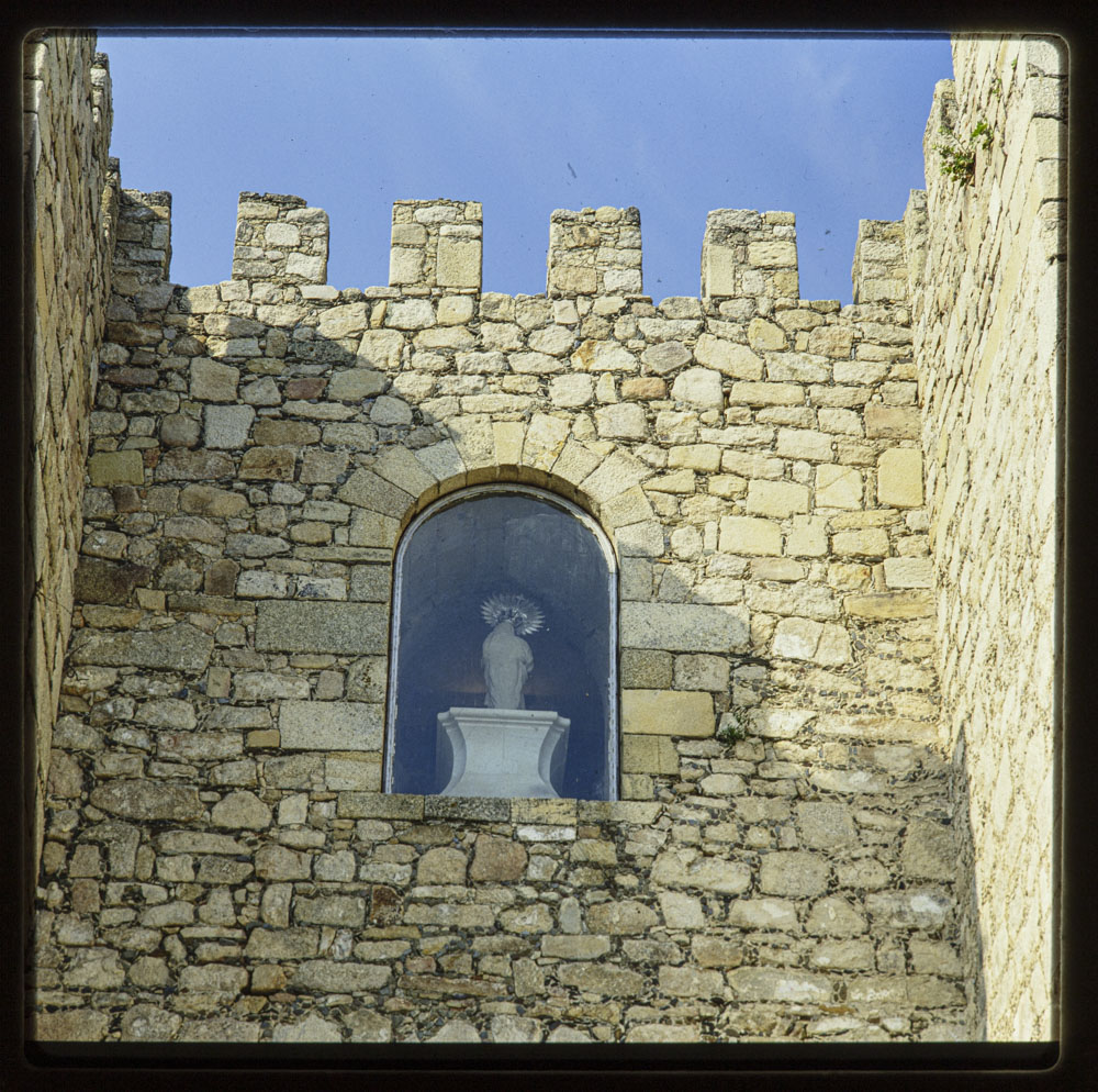 Castillo de Trujillo. Hornacina e imagen de Santa María · Luis Agromayor