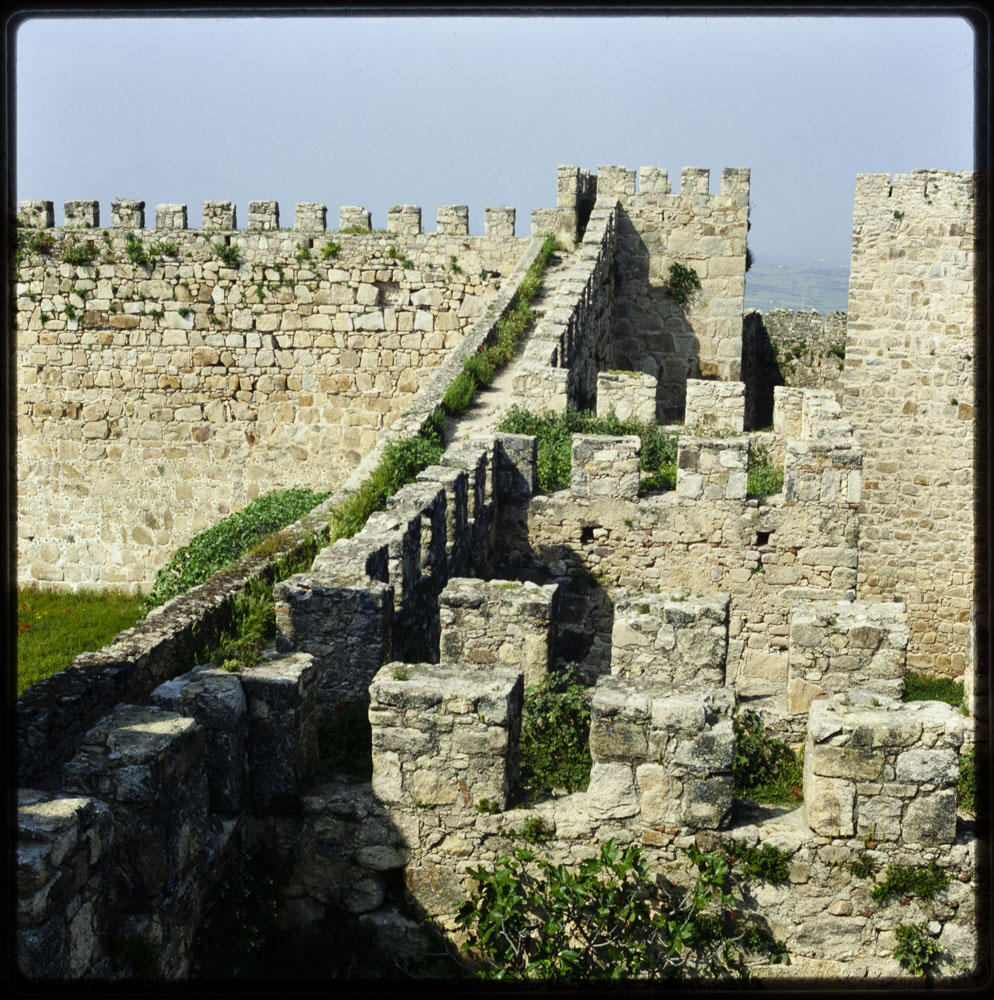 Castillo de Trujillo. Torres y almenas en la zona sur · Luis Agromayor