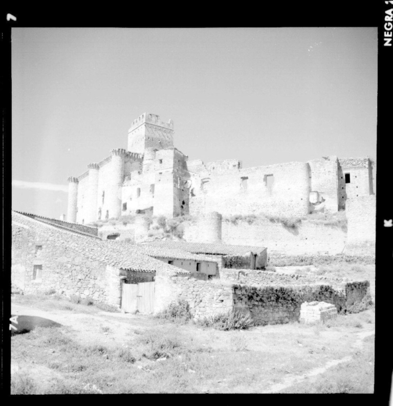 Castillo en ruinas, desde lejos