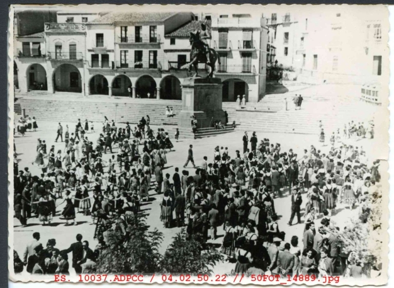 Celebración de una fiesta en la plaza Mayor de Trujillo