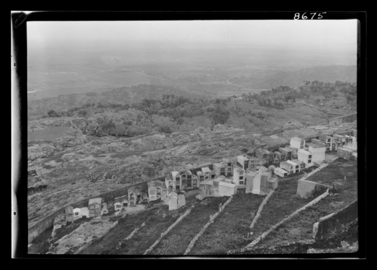 Cementerio: el cementerio se sitúa en la colina bajo el castillo