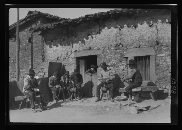 Cencerrería Iglesias: hombres trabajando