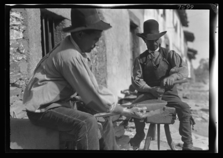 Cencerrería Iglesias: hombres trabajando