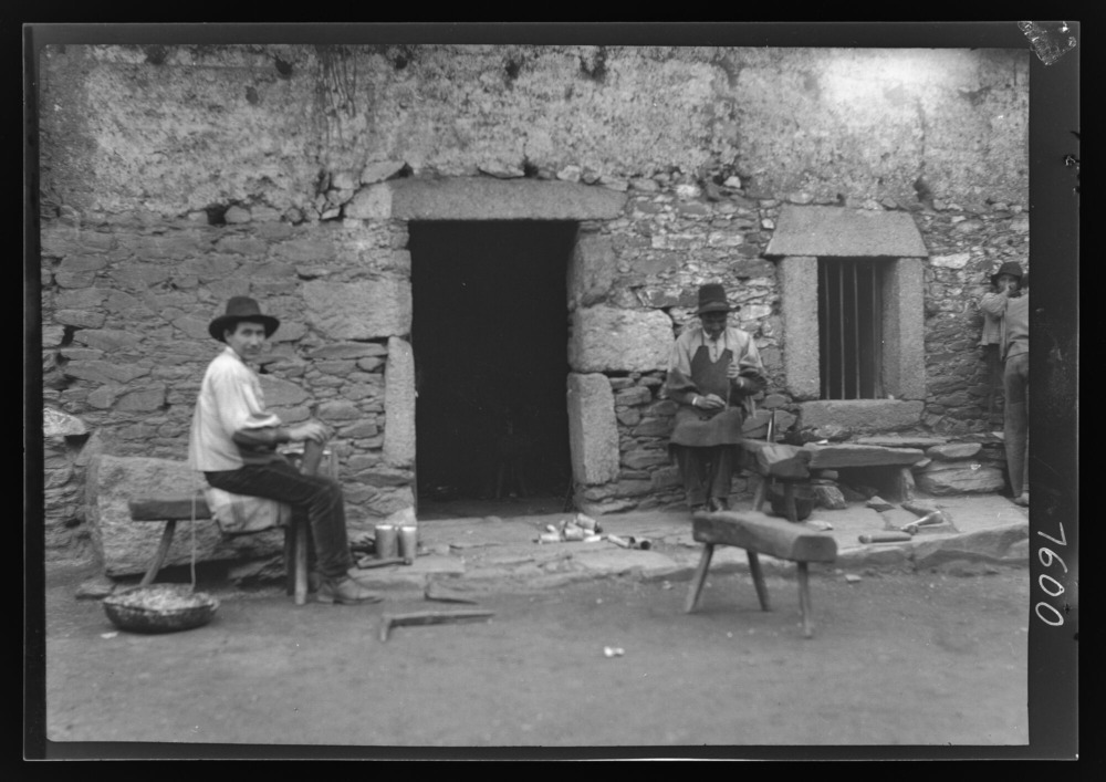 Cencerrería Iglesias: hombres trabajando