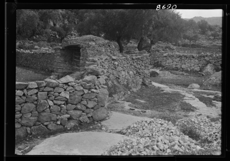 Cerca de piedra y portera