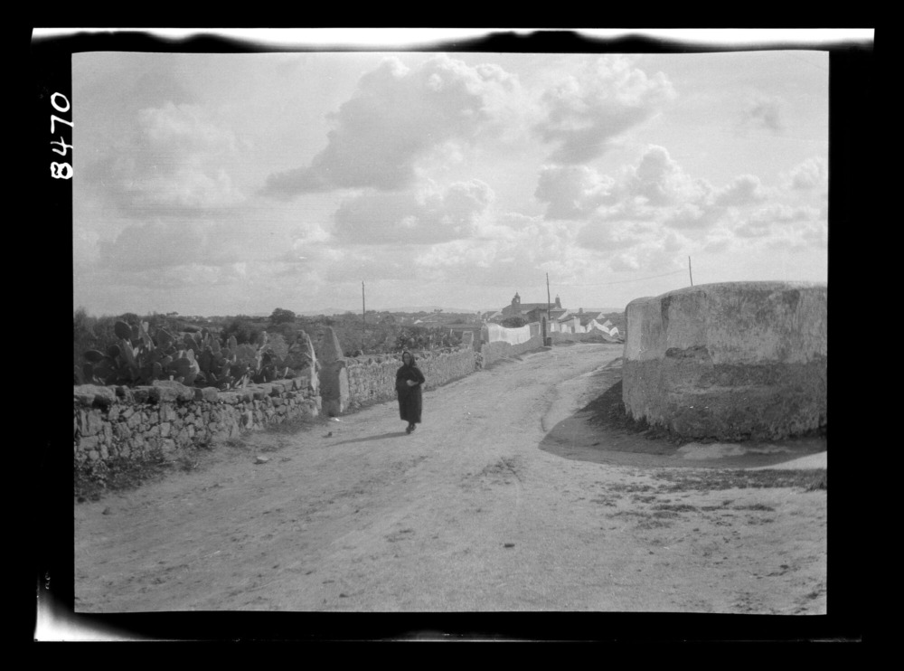 Cercas de piedra y vista lejana del pueblo