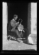 Cestería: hombre tejiendo tiras finas de madera · Ruth Matilda Anderson, 1928